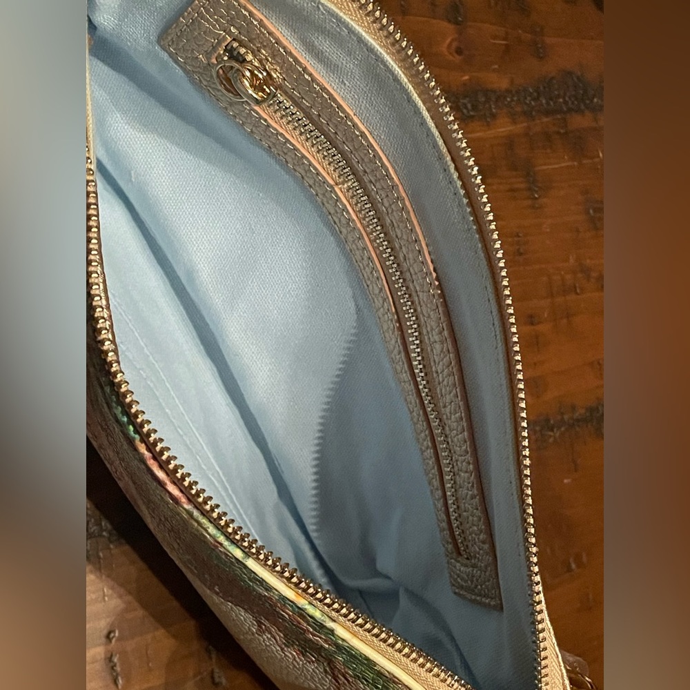 This gorgeous bag is a true work of art! - Picture 4 of 8